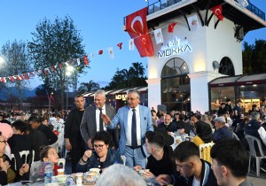 Kemer Halk Kadir Gecesinde  Cumhuriyet  Meydanndaki iftarda bulutu